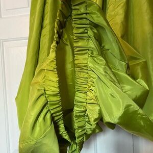 Voluminous boat neck blouse green